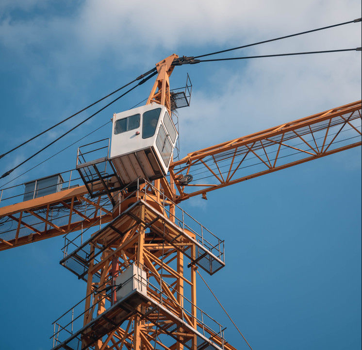 Sinocorp altura y color personalizados 6 toneladas grúa torre de cabeza de martillo para la construcción de edificios altos